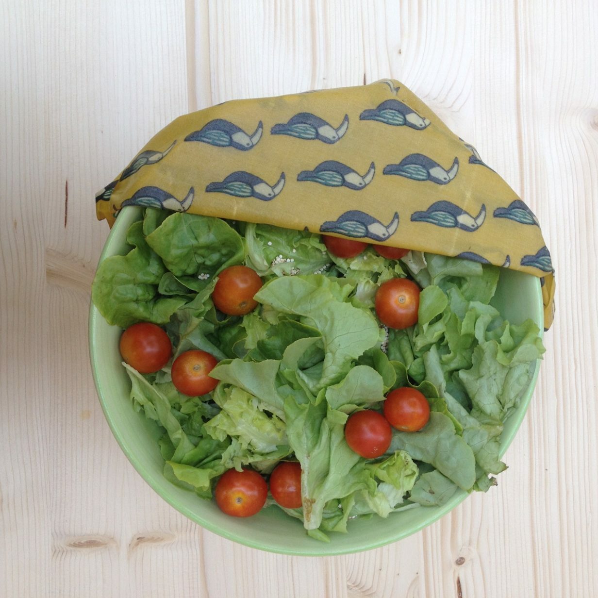 Un bee wrap de taille large est idéal pour recouvrir un saladier