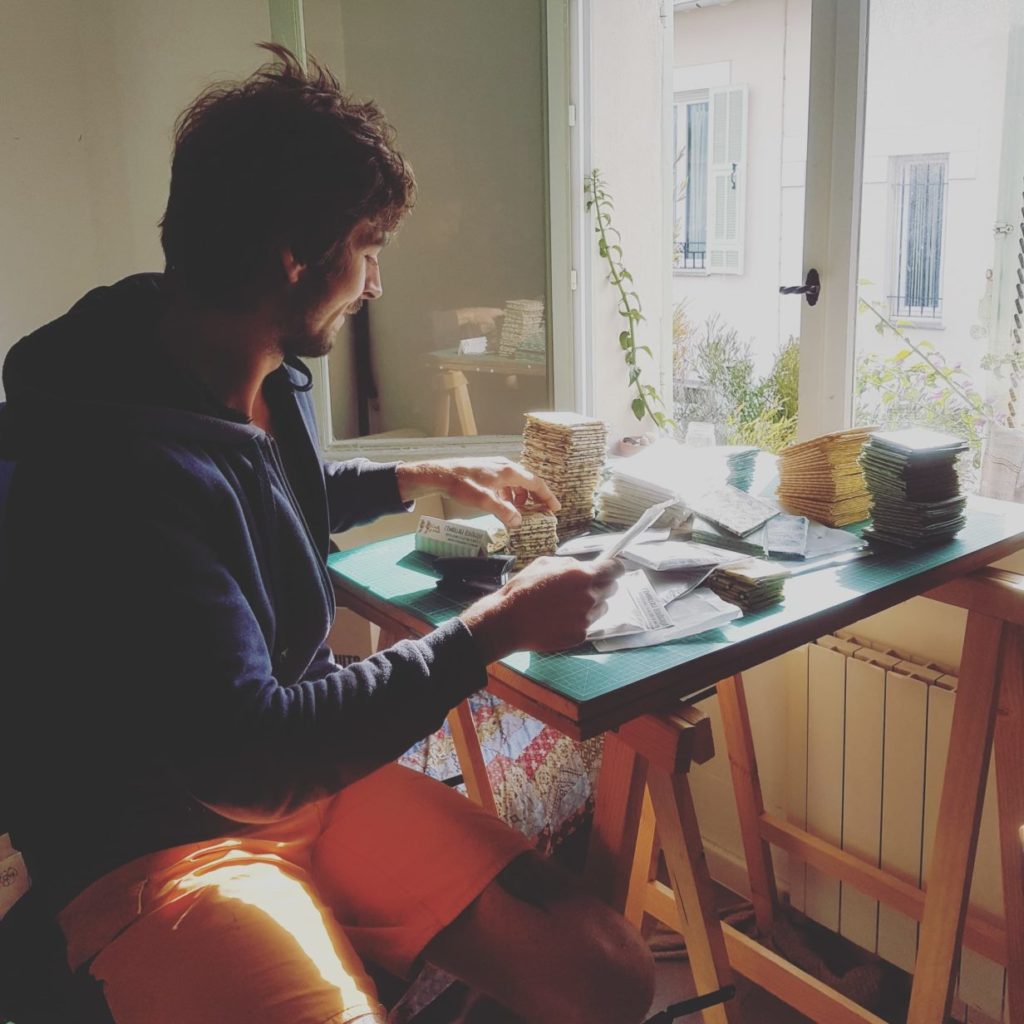 Pliage de bee wraps à l'atelier