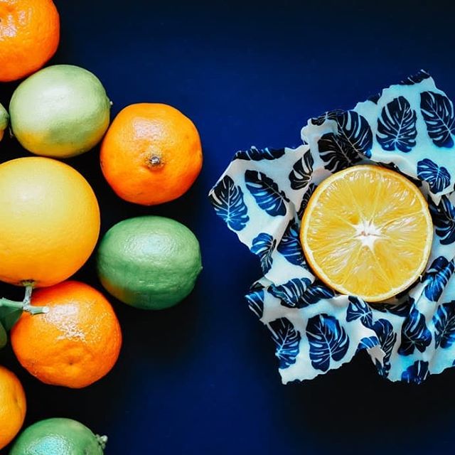 fruits et emballage à la cire d'abeille de L'abeille qui emballe