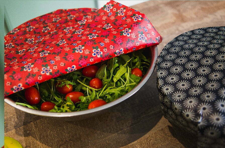 Saladiers couverts avec des bee wraps de L'abeille qui emballe