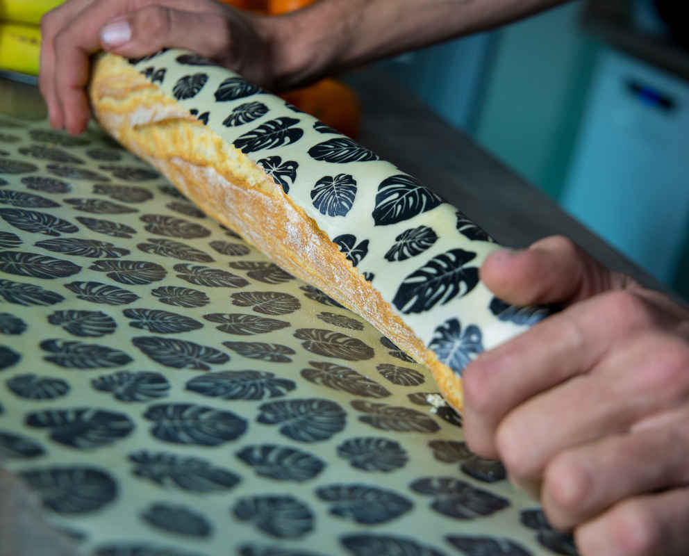 Beewrap XXL motif feuille et sa baguette en cours d'emballage