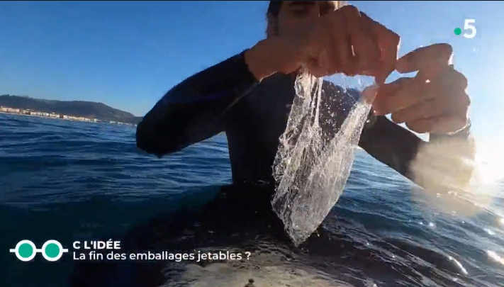 Guillaume ramasse du plastique en mer