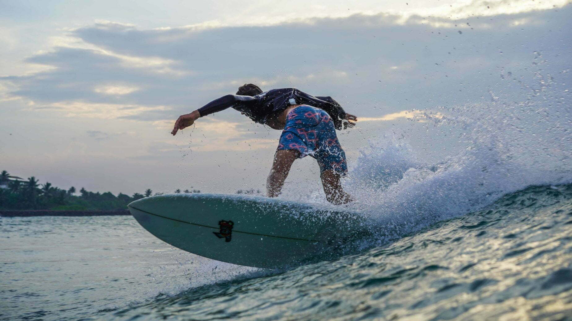 backside turn surf et zéro déchet&nbsp;: Guillaume de l'abeille qui emballe (photo Sabrina Schmid)