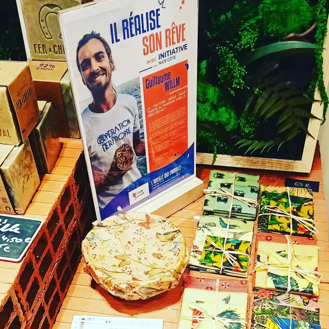 L'abeille qui emballe au magasin Popup initiative de Nice Etoile