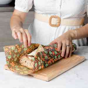 Bee wrap "baguette" (taille XL) collection "Liberty" de L'abeille qui emballe couvrant un gros pain