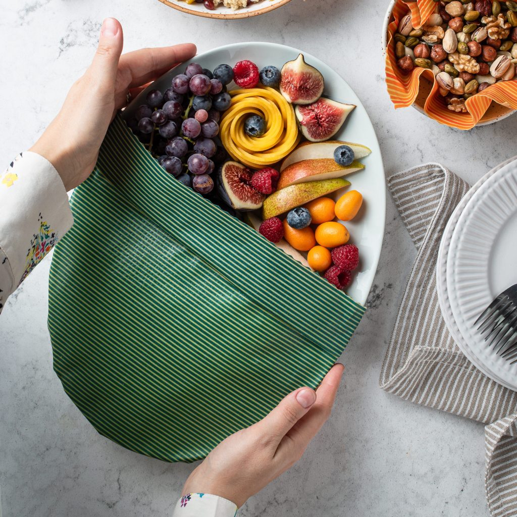 Bee wrap taille L collection "En ligne" de L'abeille qui emballe couvrant une grande salade de fruits