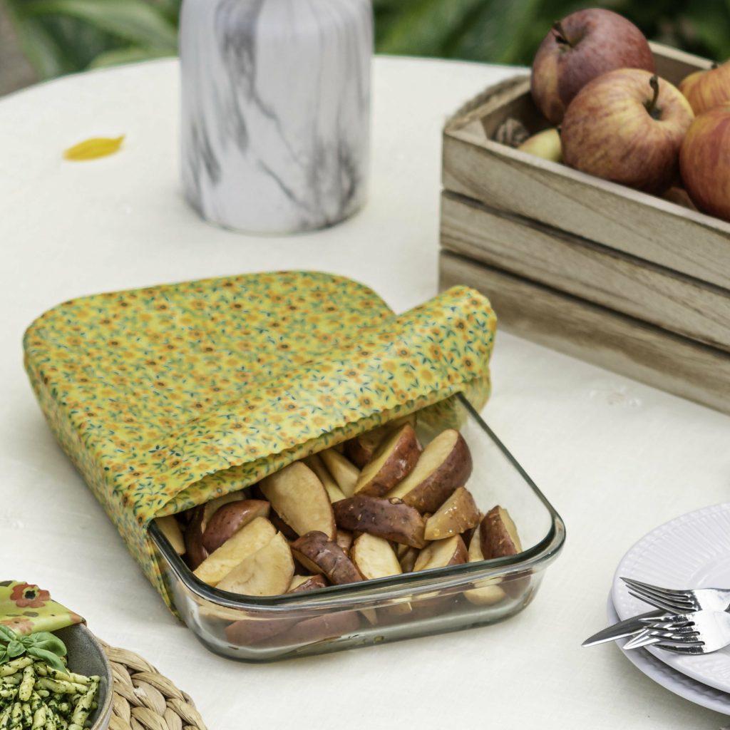 Bee wrap taille L Collection "Fleurs des champs" de L'abeille qui emballe couvrant un grand plat rectangulaire