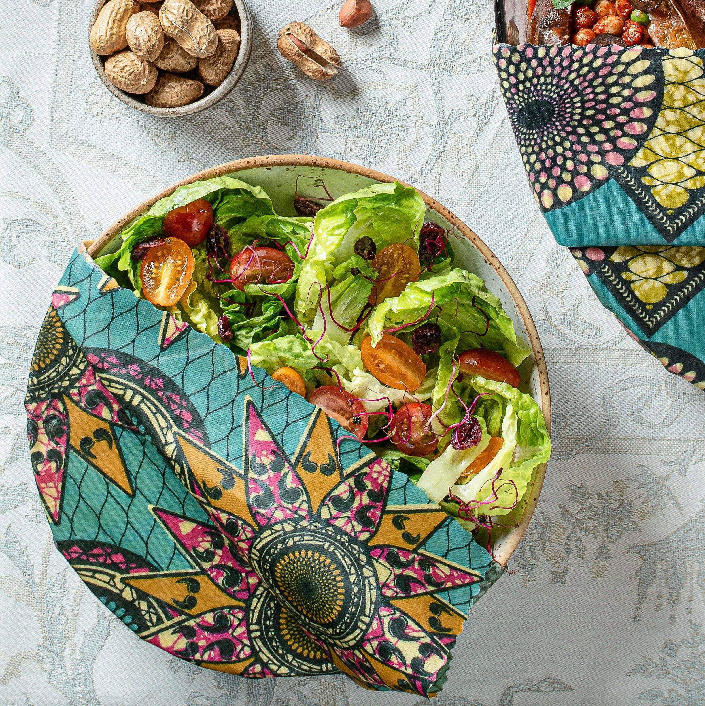 Bee wrap taille Medium collection "Wax" de L'abeille qui emballe : parfait pour couvrir un saladier et sa salade