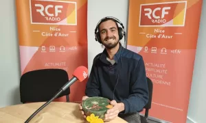 Guillaume de L'abeille qui emballe dans le studio de RCF