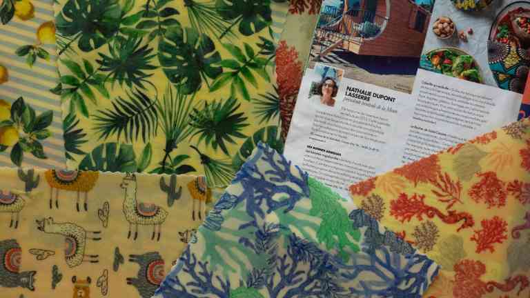Magazine Elle Côte d'Azur avec recommandation des bee wraps de L'abeille qui emballe, au milieu de bee wraps de la dernière collection
