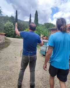 Jean-Louis Lautard fait visiter sa miellerie