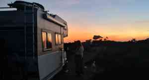 Coucher de soleil avec un camping car au Maroc