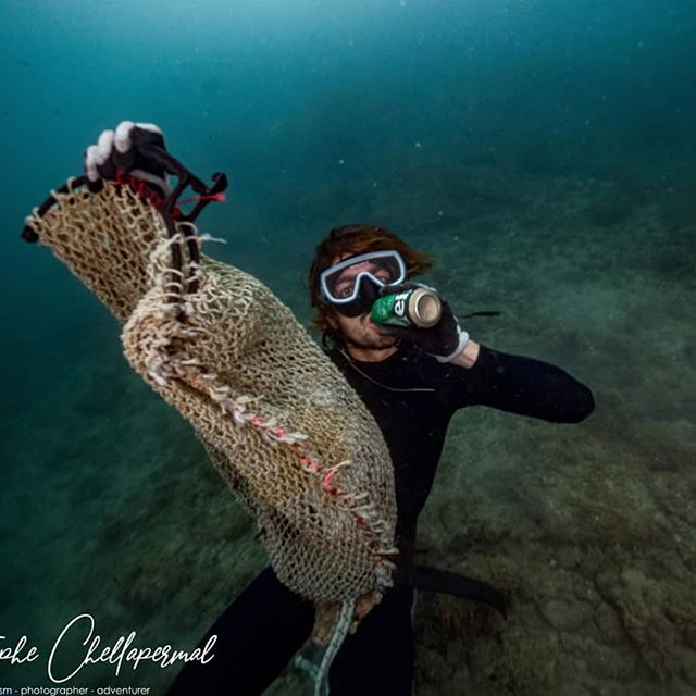 Récupération de déchets en apnée par Guillaume avec Opération Mer Propre. Photo Christophe Chellapermal