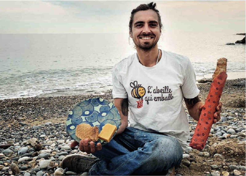 Guillaume Willm with his eco beeswraps © K.M.